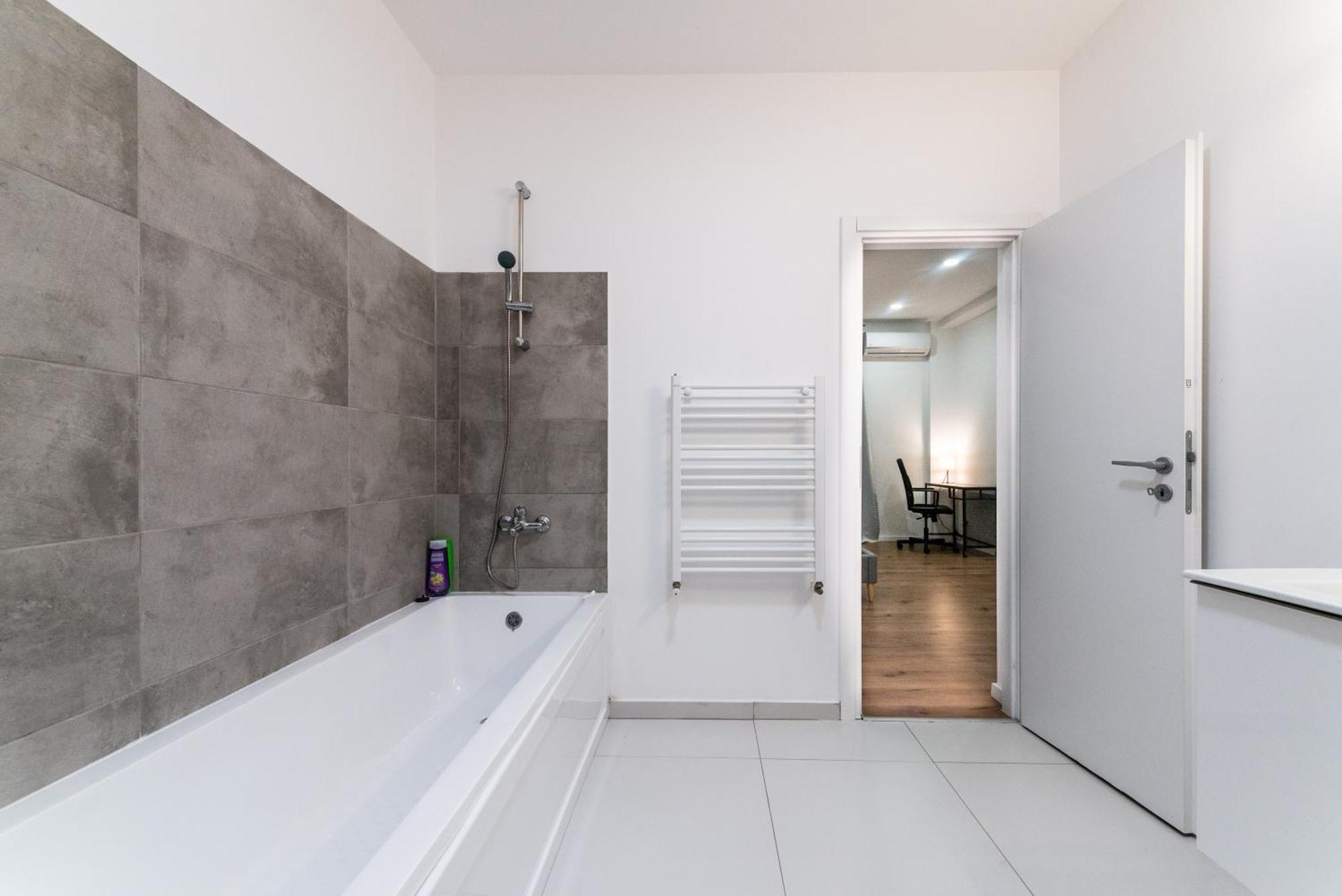 Ultracentral Spacious Apartment 4Br บูคาเรสต์ ภายนอก รูปภาพ