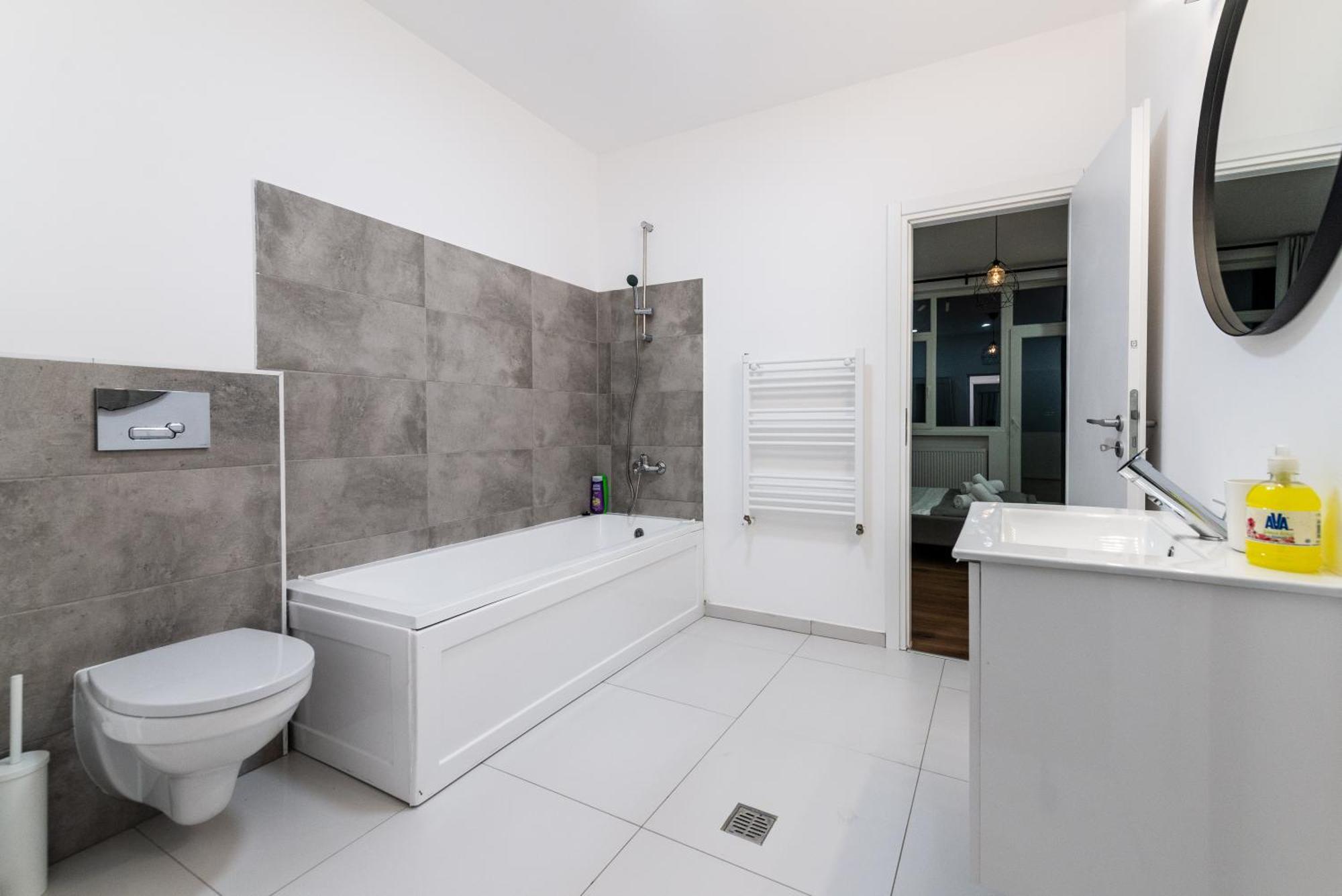 Ultracentral Spacious Apartment 4Br บูคาเรสต์ ภายนอก รูปภาพ
